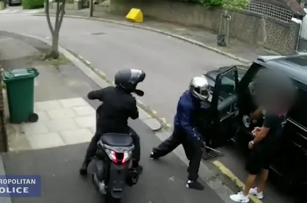 İngiliz polisi paylaştı! İşte Mesut Özil ve Sead Kolasinac'a yapılan saldırının yeni görüntüleri