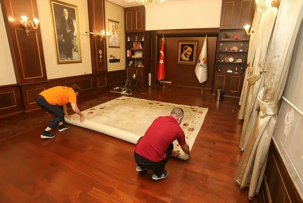 adana-buyuksehir-belediyesine-icra-zeydan-karalarin-koltugu-ve-masasi-haczedildi-1594400624668.jpg Adana Büyükşehir Belediyesi'ne icra: Zeydan Karalar'ın koltuğu ve masası haczedildi-2