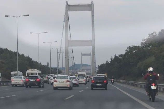 Son dakika: Köprü girişinde TIR devrildi! İstanbul'da yol durumu nasıl?