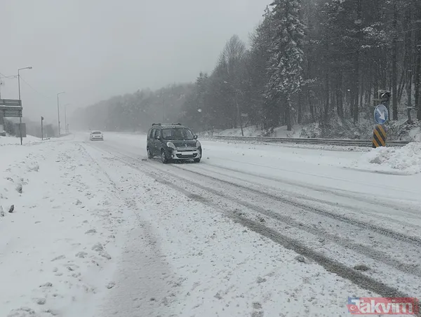 Sabaha Karşı Başlayan Kar Yağışı İle Birlikte Kent Kısa Sürede Beyaza Büründü. Park, Bahçeler Ve Yeşil Alanlar Tamamen Kar Örtüsüyle Kaplandı. Bazı Bölgelerde...