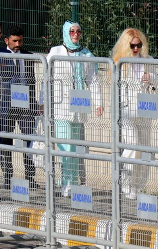 Adnan Oktar'a kediciklerden destek