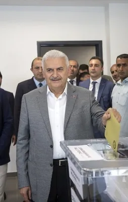 Siyasiler sandık başında