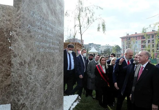 Başkan Erdoğan’ın adı Arnavutluk’ta bir meydana verildi-3