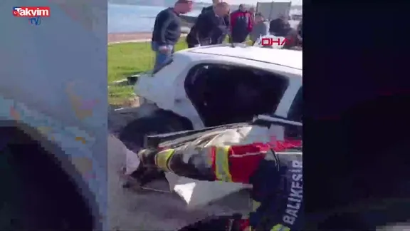 Ayvalık’ta feci kaza! İki otomobil çarpıştı: 6 yaralı