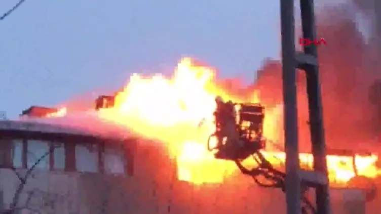 Pendik'te 4 katlı binanın çatı katı alev alev yandı