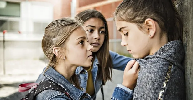 Okullarda görünmez baskı tırmanıyor: Dijital tehdit gençleri kıskaca aldı!