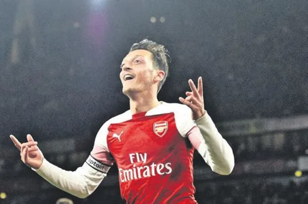 Mesut Özil'den ay-yıldızlı hareket