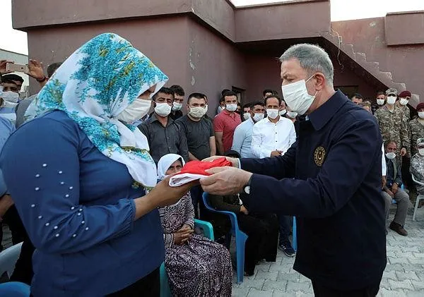 milli-savunma-bakani-hulusi-akardan-silopide-sehit-olan-iscilerin-ailelerine-ziyaret-1592594655625.jpeg