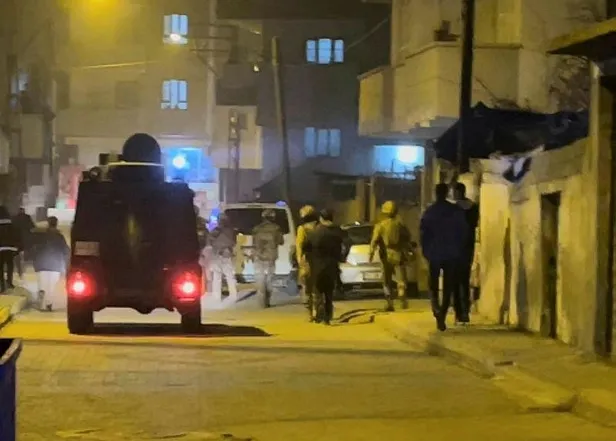 aci-haber-batmandan-geldi-hirsizlik-suphelisini-yakalamak-isteyen-ekibe-ates-acildi-1-bekci-sehit-oldu-1640975962848.jpeg Acı haber Batman'dan geldi! Hırsızlık şüphelisini yakalamak isteyen ekibe ateş açıldı: 1 bekçi şehit oldu-5