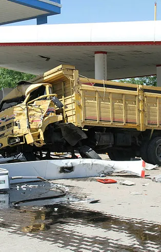 Facia ucuz atlatıldı! Önce otomobile ardından benzinliğe daldı