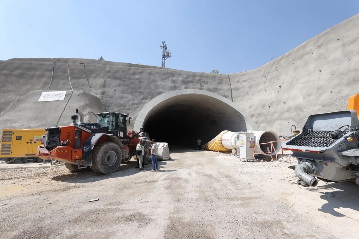 1789033510726.jpeg Gaziantep Dülük-OSB Tüneli'nde iskele esnedi: Betonu sabitleyen demirler işçileri sıkıştırdı, 1 işçi hayatını kaybetti-6