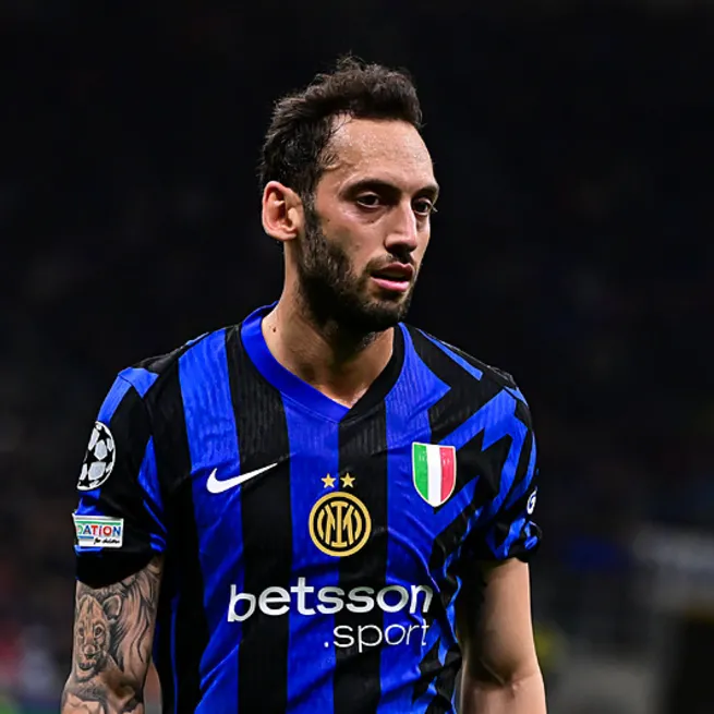 Hakan Çalhanoğlu’na maç ve para cezası