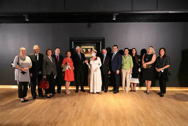 osmanli-hanedaninin-bazi-uyelerine-fatih-tablosunu-tanitan-imamogluna-diger-isimlerden-tepki-geldi-sov-malzemesi-yapma-1602150428185.jpg Osmanlı Hanedanı'nın bazı üyelerine Fatih tablosunu tanıtan İmamoğlu'na diğer isimlerden tepki geldi: Şov malzemesi yapma-2