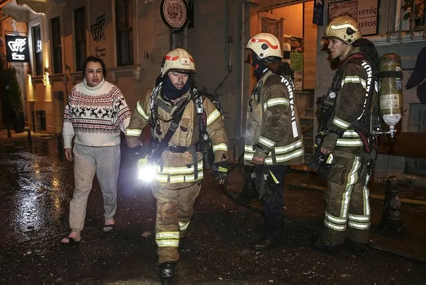 Beyoğlu’nda korku dolu anlar! Art arda 2. yangın-3
