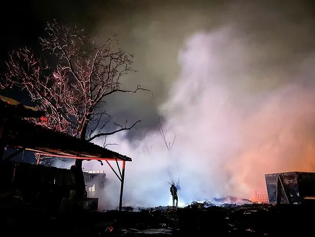 bursada-faliyet-gosteren-geri-donusum-fabrikasi-alev-alev-yandi-1638579239495.jpeg Bursa'da faaliyet gösteren geri dönüşüm fabrikası alev alev yandı!-2