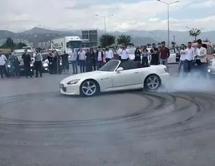 Trabzon’da bir düğün için toplanan lüks otomobilli şahıslar yolu trafiğe kapatarak drift yaptı