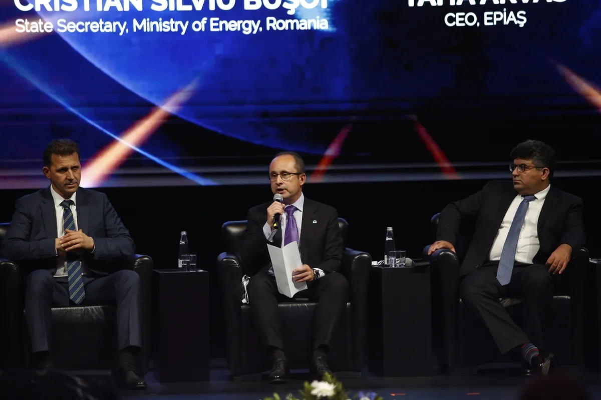 “ENERJİ DÖNÜŞÜMÜNÜN YENİ YOL HARİTASI” MASAYA YATIRILDI-2