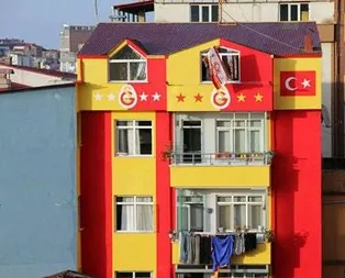 Oturduğu apartmanı sarı-kırmızı yaptı