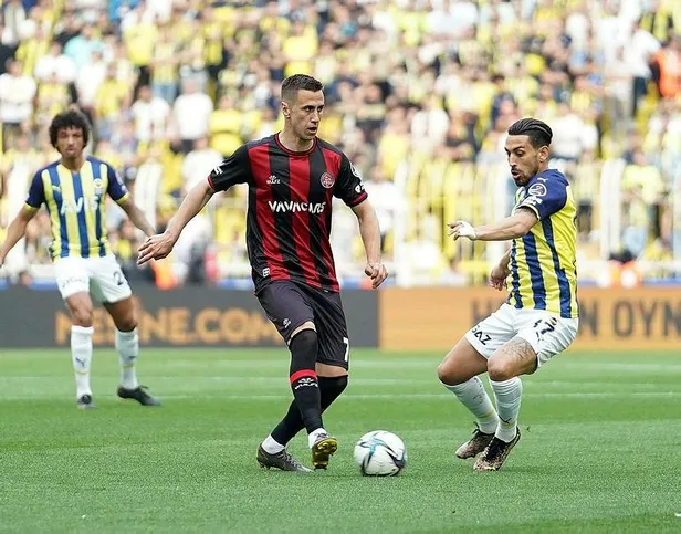 kanarya-gumruke-takildi-fenerbahce-0-0-karagumruk-mac-sonucu-ozet-1652637846039.jpeg Kanarya 'Gümrük'e takıldı! (Fenerbahçe 0-0 Karagümrük MAÇ SONUCU ÖZET)-8