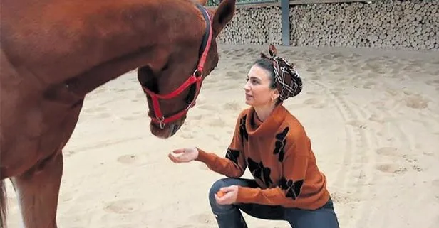 Ceren Benderlioğlu önceki gün bir at çiftliğini ziyaret etti