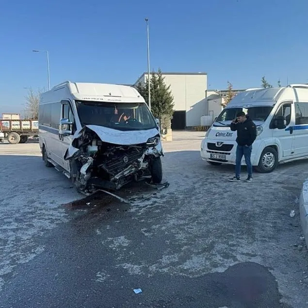 Manisa’da iki servis minibüsü çarpıştı