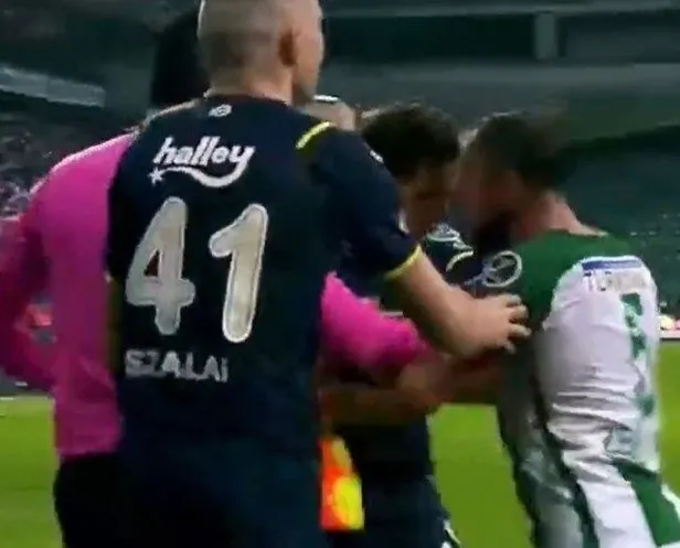 1644681524050.jpeg Bir anda ortalık karıştı! Giresunspor - Fenerbahçe maçında Ferdi Kadıoğlu ve Zeki Yavru...-5