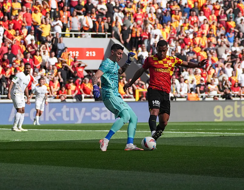 Fenerbahçe ve Galatasaray'ın transfer savaşı! Kale o isme emanet - 13