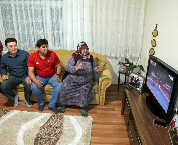 Rıza Kayaalp'in baba evinde şampiyonluk sevinci-2
