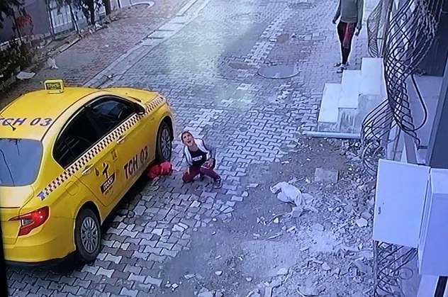 İstanbul'da çok acı olay! 4 yaşındaki çocuk taksinin altında kaldı, abisi baygınlık geçirdi