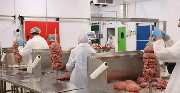 Döner yerken dikkat edin! Dünyaya döner satan firmanın dönerinden bakın neler çıktı!