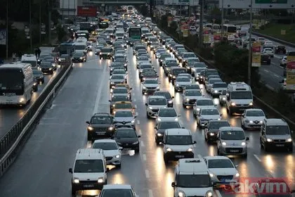 İstanbul’da dün başlayan yağmur sonrası trafik yoğunluğu sürüyor