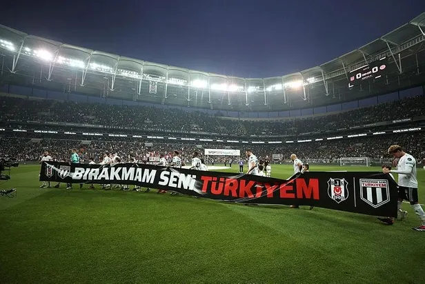 besiktas-antalya-macinda-depremzede-cocuklar-icin-sahaya-oyuncaklar-atildi-1677460648951.jpeg Beşiktaş-Antalya maçında depremzede çocuklar için sahaya oyuncaklar atıldı-7