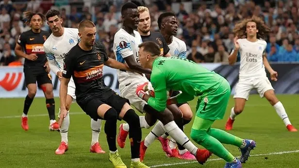 fransada-alcak-provokasyon-marsilya-taraftari-yunanistan-ve-ermenistan-bayragi-acti-polisten-gsaraylilara-sert-mudahale-1633034383854.jpeg Fransa'da alçak provokasyon! Marsilya taraftarı Yunanistan ve Ermenistan bayrağı açtı, polisten G.Saraylılara sert müdahale-7