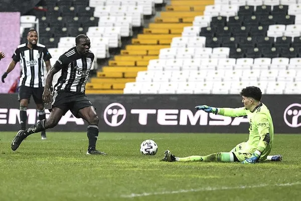 Fenerbahçe'nin kalecisi Altay Bayındır, Beşiktaş derbisinde duvar ördü: 6 net kurtarışa imza attı-5