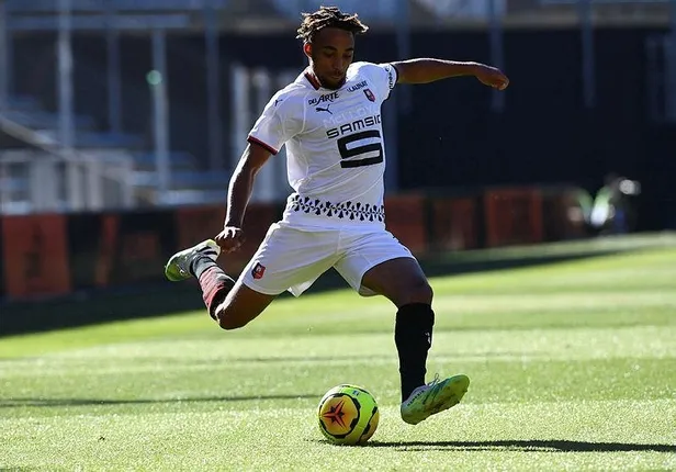 galatasarayin-yeni-transferi-sacha-boey-istanbula-geldi-1627248989374.jpeg Galatasaray'ın yeni transferi Sacha Boey İstanbul'a geldi-2