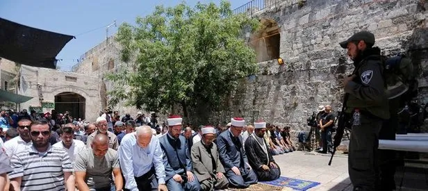 Silahların gölgesinde namaz!