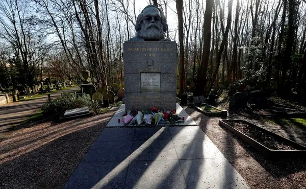karl-marxin-mezarinin-turizme-acilmasi-komunistler-arasinda-tartisma-cikardi-1606828306442.jpg Karl Marx'ın mezarının turizme açılması komünistler arasında tartışma çıkardı-7