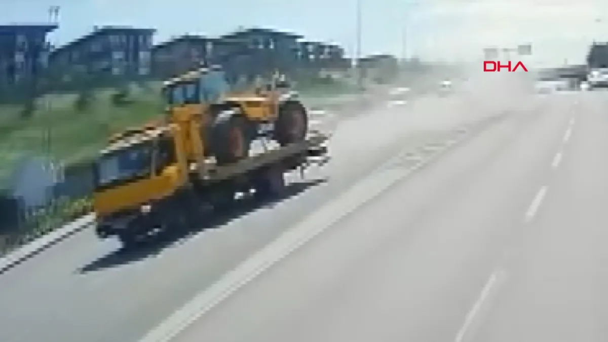 Küçükçekmece'de iş makinesi devrildi! Ölümlü kaza kamerada
