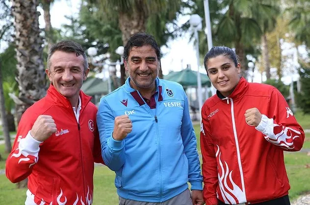 Busenaz’dan Trabzonspor Teknik Direktörü Ünal Karaman'a ziyaret