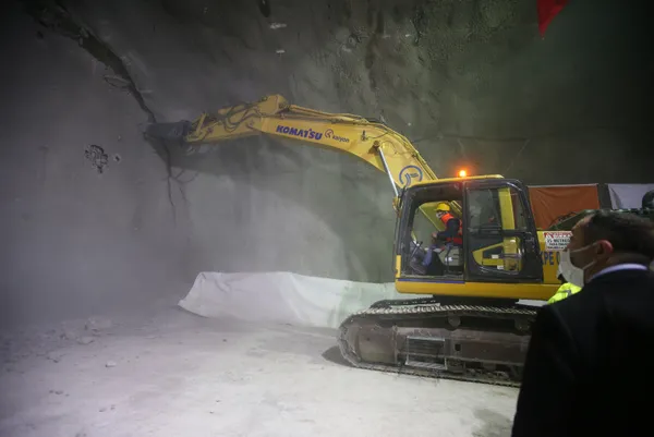 canakkalede-kazdaglari-gecisindeki-ayvacik-t-2-tunelinde-isik-gorundu-1643713480360.jpg Çanakkale'de Kazdağları geçişindeki Ayvacık T-2 Tüneli'nde ışık göründü! 50 dakikalık yol 5 dakikaya inecek-5