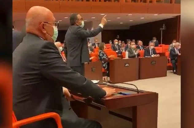 TBMM'deki elektronik ses ve oylama sistemi CHP ve HDP'li vekillerin vurmalı eylemleri nedeniyle bozuldu! Milyonlarca lira zarar