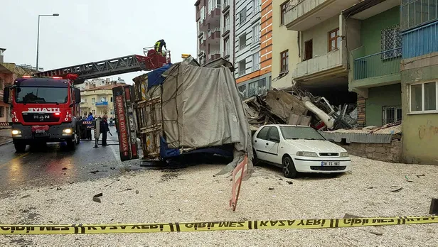 Kayseri'de korkunç kaza! Freni patlayan kamyon eve girdi-1