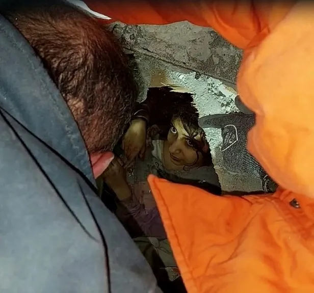 Deprem bölgesindeki mucize kurtuluşlarda gözyaşları sel oldu: "Ne olur elimi bırakmayın"-11