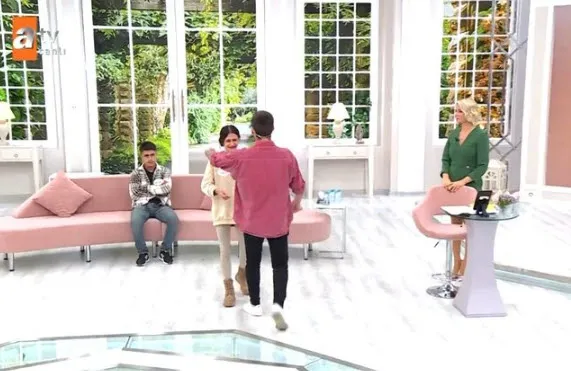 Esra Erol canlı yayında biten 18 yıllık hasret! Hayat hiç görmediği ağabeyine kavuştu gözyaşları sel oldu! Annesi ve babası ise...-6