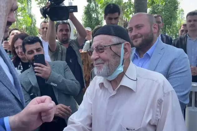 Bu sevdanın yaşı yok! 87 yaşındaki Nihat Amca'dan Başkan Erdoğan'a: Ölüm olsa da ondan ayrılmam