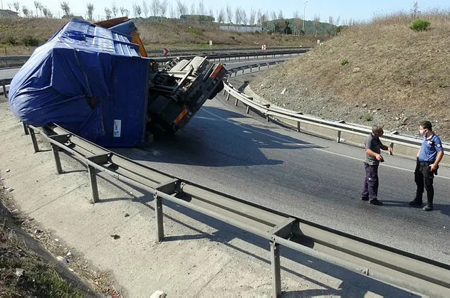 Virajda kontrolden çıkan TIR yola devrildi! Yer: İstanbul