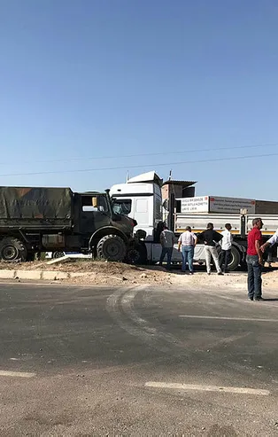 Hatay'da askeri araçla TIR çarpıştı
