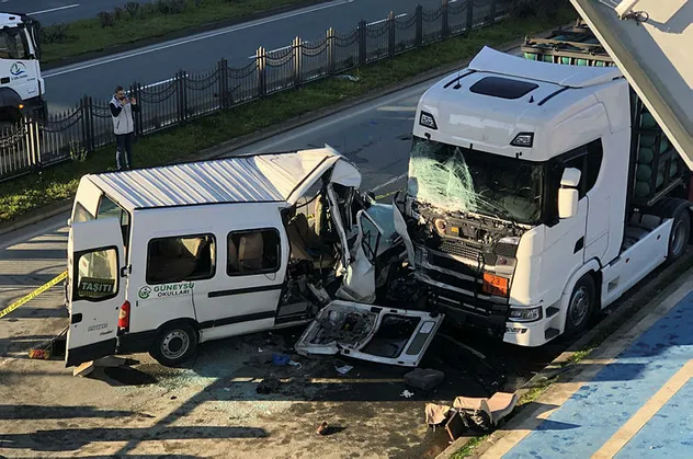 Rize'de öğrenci servisi tırla çarpıştı! Ölü ve yaralılar var