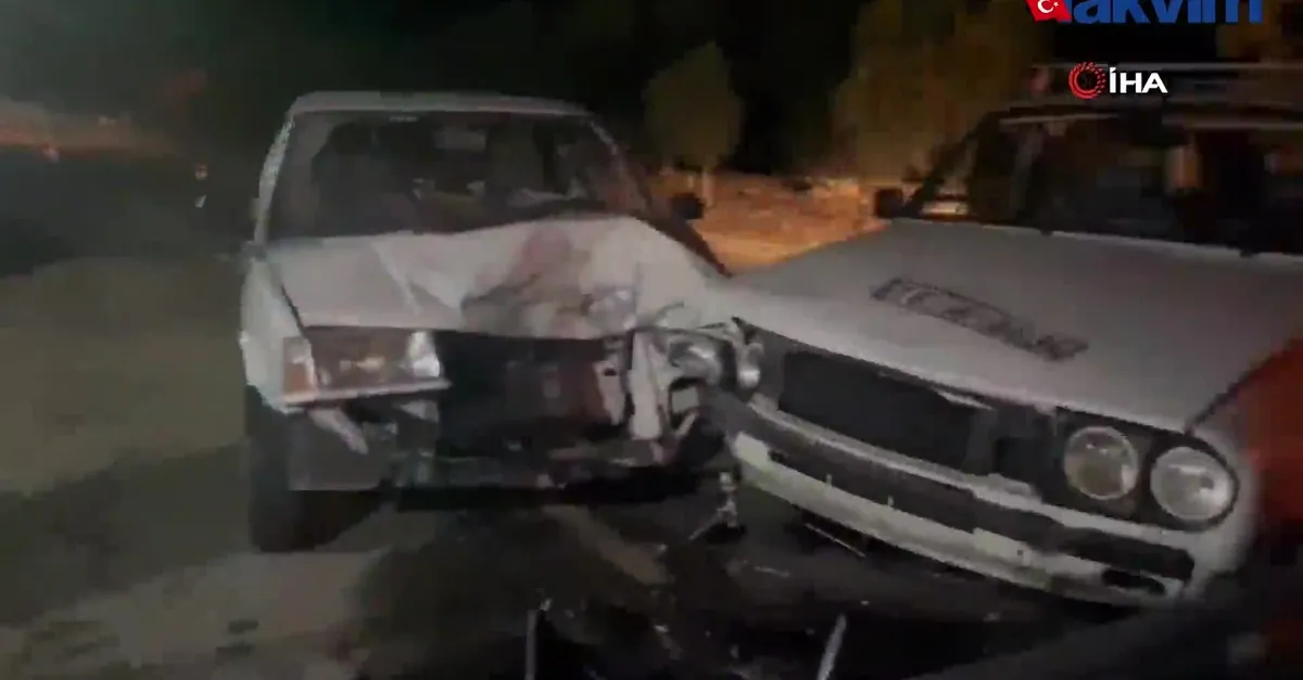 İznik’te 2 otomobil kafa kafaya çarpıştı