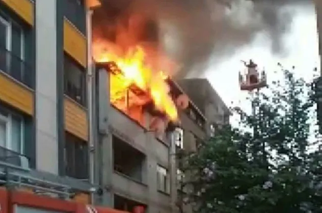 İstanbul'da metruk binada korkutan yangın